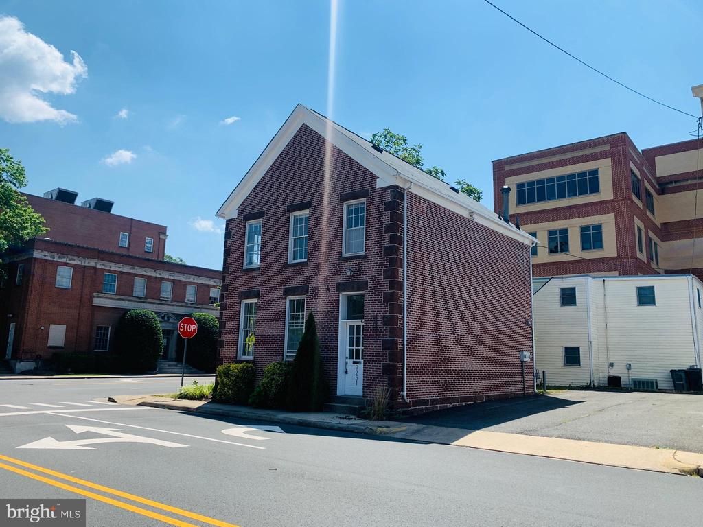 9251 Lee Ave, Manassas, VA 20110